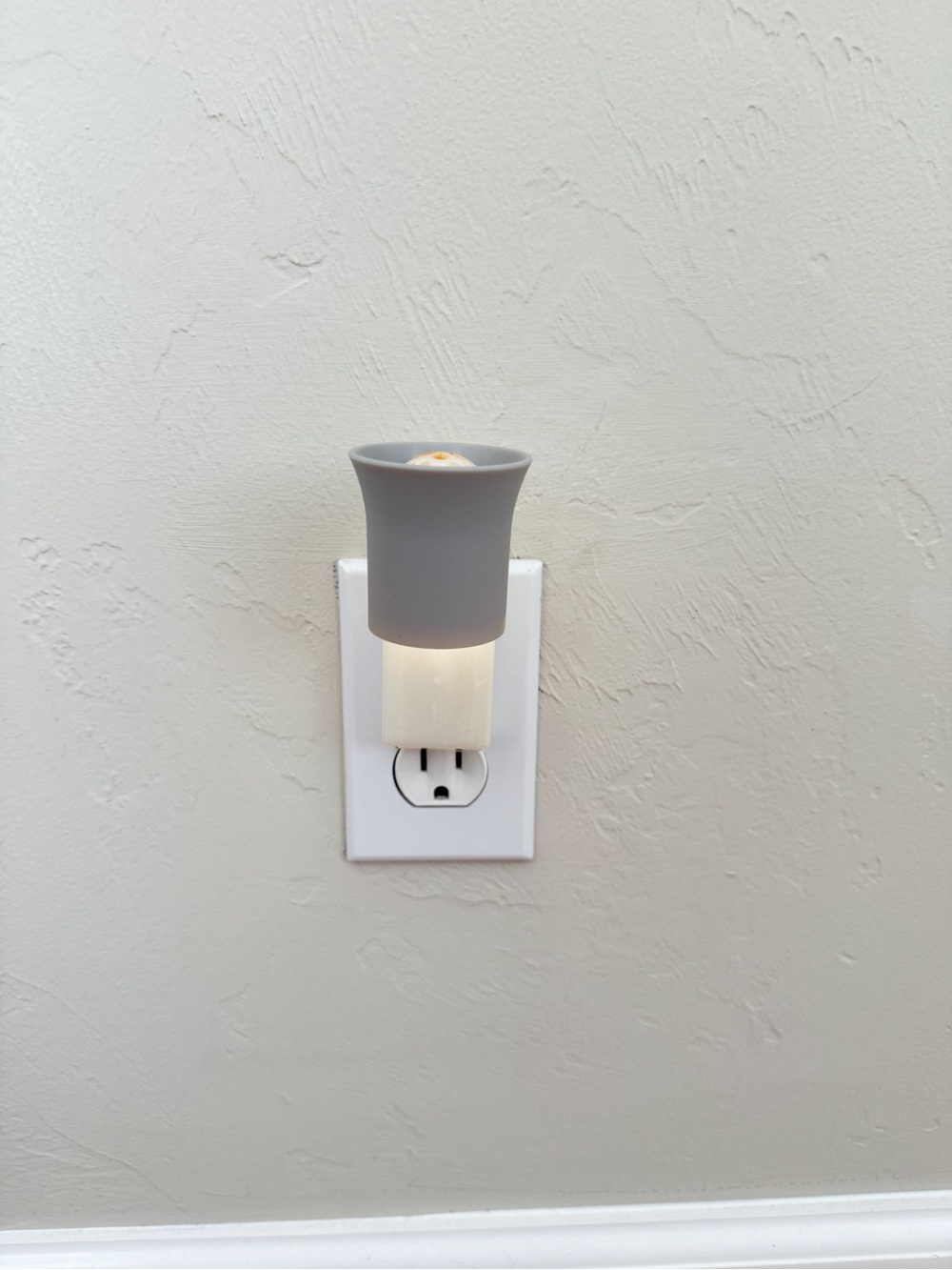Bath & Body Minimal Silicone Plug-In Light Up Wallflower in Light Gray